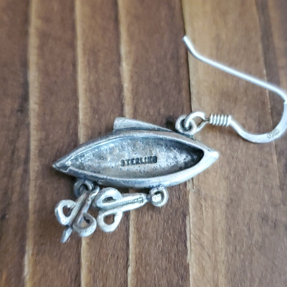 Sterling silver fish and hook earrings - Picture 3 of 4